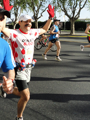 Digenes approaching the Finish line - Buenos Aires Marathon, Argentina - October 10, 2010