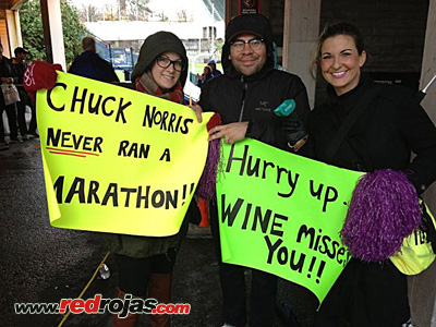 Cheering for Adrian - Seattle Marathon - Washington - November 27, 2011